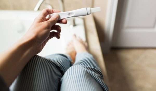 هل نزول افرازات بنيه في موعد الدورة من علامات الحمل