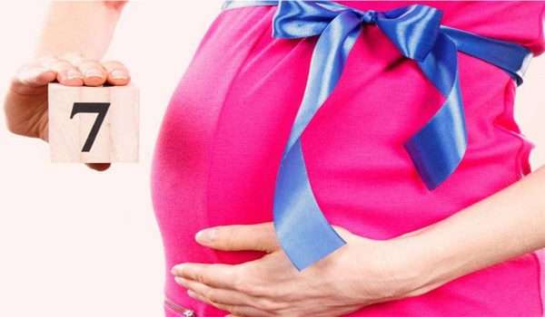 أين يكون رأس الجنين في الشهر السابع من الحمل؟