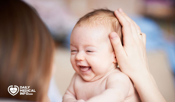 متى يضحك الطفل حديث الولادة