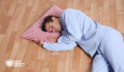 فوائد وأضرار النوم على الأرض