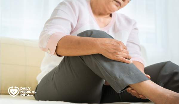 يعتمد علاج انتفاخ الساق تحت الركبة، على السبب الذي أدى لحدوث هذا الانتفاخ، ويحدث هذا الانتفاخ لسببين رئيسيين وهما زيادة تجمع السوائل أو العدوى، وفي هذا المقال سنتعرف على أسباب هذا الانتفاخ وكيفية علاجه 