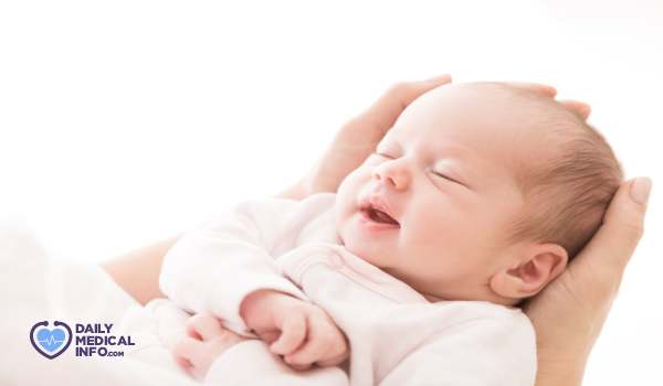 أعراض طبيعية للطفل حديث الولادة